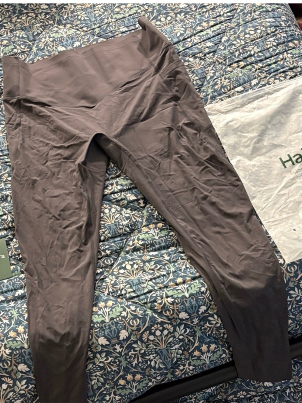 HALARA Gray Leggings w/ side pockets, butt lifting/sculpting size XL (16)